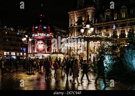 ©Jan Schmidt-Whitley/Le Pictorium/MAXPPP - Jan Schmidt-Whitley/Le Pictorium - 12/12/2020 - France / Paris / Paris - La ville de Paris lance son marche de Noel et les illuminations de Noel en pleine crise du covid19. / 12/12/2020 - France / Paris / Paris - The city of Paris launches its Christmas market and Christmas illuminations in the midst of the covid19 crisis. Stock Photo