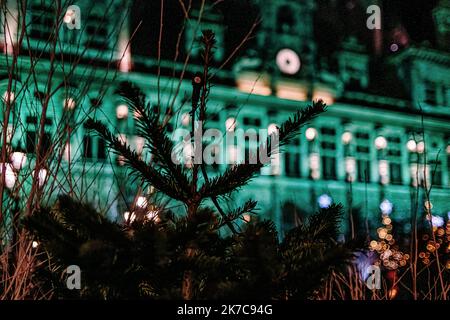 ©Jan Schmidt-Whitley/Le Pictorium/MAXPPP - Jan Schmidt-Whitley/Le Pictorium - 12/12/2020 - France / Paris / Paris - La ville de Paris lance son marche de Noel et les illuminations de Noel en pleine crise du covid19. / 12/12/2020 - France / Paris / Paris - The city of Paris launches its Christmas market and Christmas illuminations in the midst of the covid19 crisis. Stock Photo