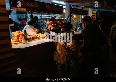 ©Jan Schmidt-Whitley/Le Pictorium/MAXPPP - Jan Schmidt-Whitley/Le Pictorium - 12/12/2020 - France / Paris / Paris - La ville de Paris lance son marche de Noel et les illuminations de Noel en pleine crise du covid19. / 12/12/2020 - France / Paris / Paris - The city of Paris launches its Christmas market and Christmas illuminations in the midst of the covid19 crisis. Stock Photo