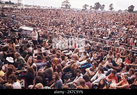 ©Philippe Gras / Le Pictorium/MAXPPP - Philippe Gras / Le Pictorium - 30/08/1970 - Royaume-Uni / Angleterre / Ile de Wight - Le public lors du fameux festival de l'Ile de Wight en 1970, on estime qu'entre 600 et 700 000 personnes y assisterent. / 30/08/1970 - United Kingdom / England / Isle of Wight - The public during the famous Isle of Wight festival in 1970, it is estimated that between 600 and 700,000 people attended. Stock Photo