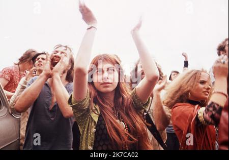 ©Philippe Gras / Le Pictorium/MAXPPP - Philippe Gras / Le Pictorium - 30/08/1970 - Royaume-Uni / Angleterre / Ile de Wight - Le public lors du fameux festival de l'Ile de Wight en 1970, on estime qu'entre 600 et 700 000 personnes y assisterent. / 30/08/1970 - United Kingdom / England / Isle of Wight - The public during the famous Isle of Wight festival in 1970, it is estimated that between 600 and 700,000 people attended. Stock Photo