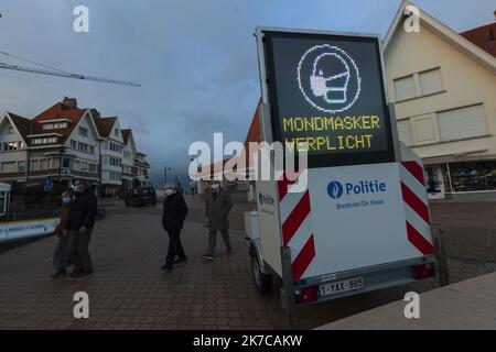 ©Nicolas Landemard / Le Pictorium/MAXPPP - Nicolas Landemard / Le Pictorium - 20/12/2020 - Belgique - Un panneau de la police rappelle aux promeneurs que le masque est obligatoire. / 20/12/2020 - Belgium - A police sign reminds walkers that masks are compulsory. Stock Photo