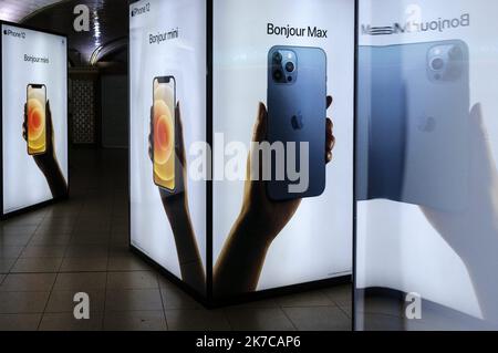 ©Julien Mattia / Le Pictorium/MAXPPP - Julien Mattia / Le Pictorium - 22/12/2020 - France / Ile-de-France / Paris - Photographies d'illustrations des publicites d'Apple pour promouvoir l'IPhone 12 Mini dans la station de metro de la gare St Lazare a Paris le 22 Decembre 2020. / 22/12/2020 - France / Ile-de-France (region) / Paris - Photographs illustrating Apple's advertisements to promote the IPhone 12 Mini in the metro station of the St Lazare train station in Paris on December 22nd, 2020. Stock Photo