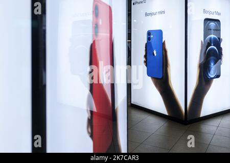 ©Julien Mattia / Le Pictorium/MAXPPP - Julien Mattia / Le Pictorium - 22/12/2020 - France / Ile-de-France / Paris - Photographies d'illustrations des publicites d'Apple pour promouvoir l'IPhone 12 Mini dans la station de metro de la gare St Lazare a Paris le 22 Decembre 2020. / 22/12/2020 - France / Ile-de-France (region) / Paris - Photographs illustrating Apple's advertisements to promote the IPhone 12 Mini in the metro station of the St Lazare train station in Paris on December 22nd, 2020. Stock Photo