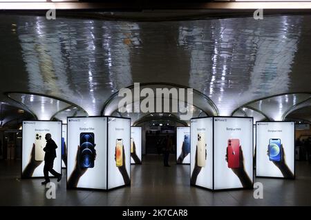 ©Julien Mattia / Le Pictorium/MAXPPP - Julien Mattia / Le Pictorium - 22/12/2020 - France / Ile-de-France / Paris - Photographies d'illustrations des publicites d'Apple pour promouvoir l'IPhone 12 Mini dans la station de metro de la gare St Lazare a Paris le 22 Decembre 2020. / 22/12/2020 - France / Ile-de-France (region) / Paris - Photographs illustrating Apple's advertisements to promote the IPhone 12 Mini in the metro station of the St Lazare train station in Paris on December 22nd, 2020. Stock Photo