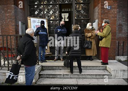 ©Julien Mattia / Le Pictorium/MAXPPP - Julien Mattia / Le Pictorium - 18/1/2021 - France / Paris - Premier jour des vaccinations pour les personnes de plus de 75 ans a Paris pour le Covid-19. Les personnes agees patientent dehors car les doses ne sont pas arrivees. / 18/1/2021 - France / Paris - First day of vaccinations for people over 75 years old in Paris for Covid-19. Elderly people are waiting outside because the doses have not arrived. Stock Photo