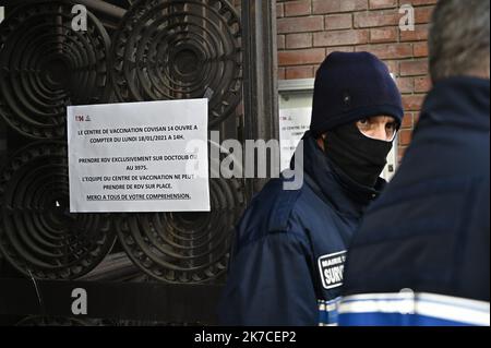 ©Julien Mattia / Le Pictorium/MAXPPP - Julien Mattia / Le Pictorium - 18/1/2021 - France / Paris - Premier jour des vaccinations pour les personnes de plus de 75 ans a Paris pour le Covid-19. Les personnes agees patientent dehors car les doses ne sont pas arrivees. / 18/1/2021 - France / Paris - First day of vaccinations for people over 75 years old in Paris for Covid-19. Elderly people are waiting outside because the doses have not arrived. Stock Photo