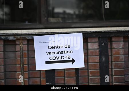 ©Julien Mattia / Le Pictorium/MAXPPP - Julien Mattia / Le Pictorium - 18/1/2021 - France / Paris - Premier jour des vaccinations pour les personnes de plus de 75 ans a Paris pour le Covid-19. Les personnes agees patientent dehors car les doses ne sont pas arrivees. / 18/1/2021 - France / Paris - First day of vaccinations for people over 75 years old in Paris for Covid-19. Elderly people are waiting outside because the doses have not arrived. Stock Photo