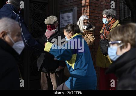 ©Julien Mattia / Le Pictorium/MAXPPP - Julien Mattia / Le Pictorium - 18/1/2021 - France / Paris - Premier jour des vaccinations pour les personnes de plus de 75 ans a Paris pour le Covid-19. Les personnes agees patientent dehors car les doses ne sont pas arrivees. / 18/1/2021 - France / Paris - First day of vaccinations for people over 75 years old in Paris for Covid-19. Elderly people are waiting outside because the doses have not arrived. Stock Photo