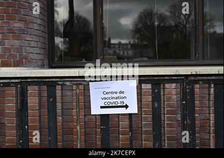 ©Julien Mattia / Le Pictorium/MAXPPP - Julien Mattia / Le Pictorium - 18/1/2021 - France / Paris - Premier jour des vaccinations pour les personnes de plus de 75 ans a Paris pour le Covid-19. Les personnes agees patientent dehors car les doses ne sont pas arrivees. / 18/1/2021 - France / Paris - First day of vaccinations for people over 75 years old in Paris for Covid-19. Elderly people are waiting outside because the doses have not arrived. Stock Photo