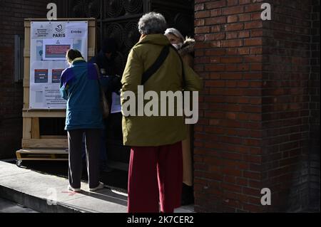 ©Julien Mattia / Le Pictorium/MAXPPP - Julien Mattia / Le Pictorium - 18/1/2021 - France / Paris - Premier jour des vaccinations pour les personnes de plus de 75 ans a Paris pour le Covid-19. Les personnes agees patientent dehors car les doses ne sont pas arrivees. / 18/1/2021 - France / Paris - First day of vaccinations for people over 75 years old in Paris for Covid-19. Elderly people are waiting outside because the doses have not arrived. Stock Photo