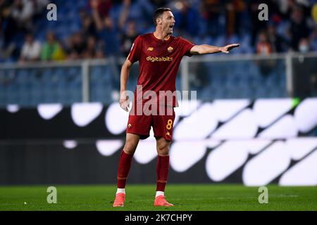 Genoa, Italy. 17 October 2022. Nemanja Matic of AS Roma gestures during the Serie A football match between UC Sampdoria and AS Roma. Credit: Nicolò Campo/Alamy Live News Stock Photo
