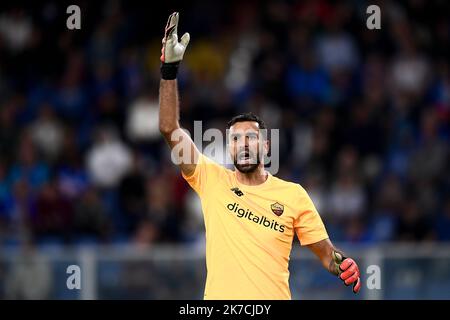 Genoa, Italy. 17 October 2022. Rui Patricio of AS Roma gestures during the Serie A football match between UC Sampdoria and AS Roma. Credit: Nicolò Campo/Alamy Live News Stock Photo