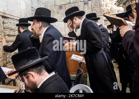 ©Michael Bunel / Le Pictorium/MAXPPP - Michael Bunel / Le Pictorium - 08/05/2018 - Israel / Jerusalem / Jerusalem - Des hommes prient et lient la Torah dans une petite chambre souterraine, appelee « La Grotte » et situee dans le tunnel du Mur des lamentations. Cette partie du mur est sense etre encore plus proche du Saint des Saints. 08 mai 2018. Jerusalem. Israel. / 08/05/2018 - Israel / Jerusalem / Jerusalem - Men pray and bind the Torah in a small underground chamber called 'The Grotto' located in the tunnel of the Wailing Wall. This part of the wall is supposed to be even closer to the Hol Stock Photo