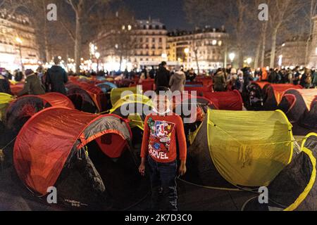 ©Sadak Souici / Le Pictorium/MAXPPP - Sadak Souici / Le Pictorium - 25/3/2021 - France / Ile-de-France / Paris - Ce jeudi 25 mars, a l'occasion de la nuit de la solidarite, plusieurs associations ont installe des centaines de tentes place de la Republique a Paris pour reclamer la mise a l'abri de migrants. / 25/3/2021 - France / Ile-de-France (region) / Paris - This Thursday, March 25, on the occasion of the night of solidarity, several associations set up hundreds of tents on the Place de la Republique in Paris to demand the sheltering of migrants. Stock Photo