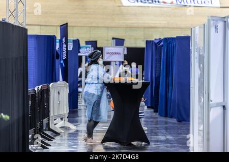 ©Sadak Souici / Le Pictorium/MAXPPP - Sadak Souici / Le Pictorium - 30/3/2021 - France / Yvelines / Saint-Quentin en yvelines - La file d'attente pour le vaccin de Moderna au velodrome national de Saint-Quentin-en-Yvelines. La vaccination contre le Covid-19 devrait accelerer en avril grace a l'elargissement du public concerne et a l'ouverture de 38 vaccinodromes, dont l'organisation est geree par les municipalites. Dans celui de Saint-Quentin en Yvelines, les soignants ont pour objectif d'injecter 2.000 doses par jour.Un spectacle inattendu est venue s'imposer pendant la vaccination des 1500 p Stock Photo