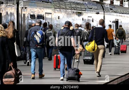 ©PHOTOPQR/LE PARISIEN/Delphine Goldsztejn ; PARIS ; 01/04/2021 ; Confinement : les réservations de trains au départ de Paris en hausse pour le week-end de Pâques La SNCF a enregistré une hausse de 25% de ses ventes mercredi soir après le discours d'Emmanuel Macron, dont la moitié concerne le week-end de Pâques. Les déplacements entre régions sont autorisés jusqu'au lundi 5 avril. Gare Saint Lazare Paris Le 01/04/2021 Photo : Delphine Goldsztejn increase in train bookings for the Easter weekend.Saint-Lazare train station in Paris on April 1, 2021  Stock Photo