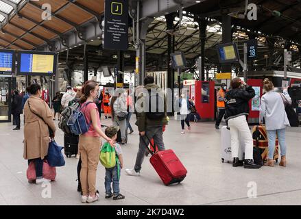 ©PHOTOPQR/LE PARISIEN/Delphine Goldsztejn ; PARIS ; 01/04/2021 ; Confinement : les réservations de trains au départ de Paris en hausse pour le week-end de Pâques La SNCF a enregistré une hausse de 25% de ses ventes mercredi soir après le discours d'Emmanuel Macron, dont la moitié concerne le week-end de Pâques. Les déplacements entre régions sont autorisés jusqu'au lundi 5 avril. Gare Saint Lazare Paris Le 01/04/2021 Photo : Delphine Goldsztejn increase in train bookings for the Easter weekend.Saint-Lazare train station in Paris on April 1, 2021  Stock Photo