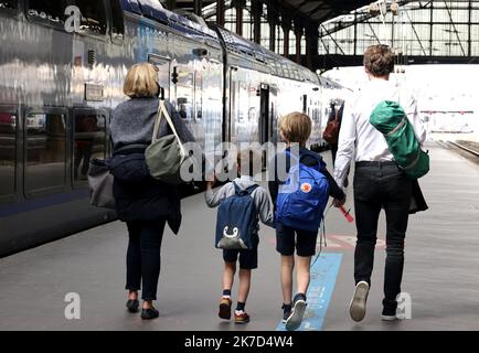 ©PHOTOPQR/LE PARISIEN/Delphine Goldsztejn ; PARIS ; 01/04/2021 ; Confinement : les réservations de trains au départ de Paris en hausse pour le week-end de Pâques La SNCF a enregistré une hausse de 25% de ses ventes mercredi soir après le discours d'Emmanuel Macron, dont la moitié concerne le week-end de Pâques. Les déplacements entre régions sont autorisés jusqu'au lundi 5 avril. Gare Saint Lazare Paris Témoignages : Claude et Edith, des grands parents qui partent pour garder leurs petits enfants Le 01/04/2021 Photo : Delphine Goldsztejn increase in train bookings for the Easter weekend.Sain Stock Photo