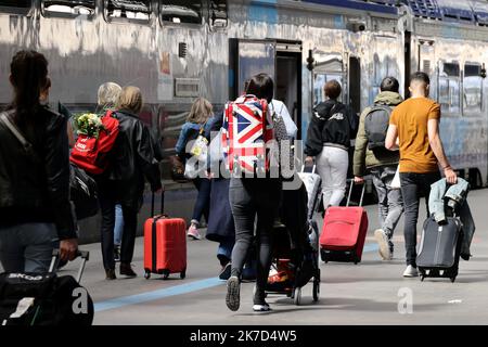 ©PHOTOPQR/LE PARISIEN/Delphine Goldsztejn ; PARIS ; 01/04/2021 ; Confinement : les réservations de trains au départ de Paris en hausse pour le week-end de Pâques La SNCF a enregistré une hausse de 25% de ses ventes mercredi soir après le discours d'Emmanuel Macron, dont la moitié concerne le week-end de Pâques. Les déplacements entre régions sont autorisés jusqu'au lundi 5 avril. Gare Saint Lazare Paris Le 01/04/2021 Photo : Delphine Goldsztejn increase in train bookings for the Easter weekend.Saint-Lazare train station in Paris on April 1, 2021  Stock Photo