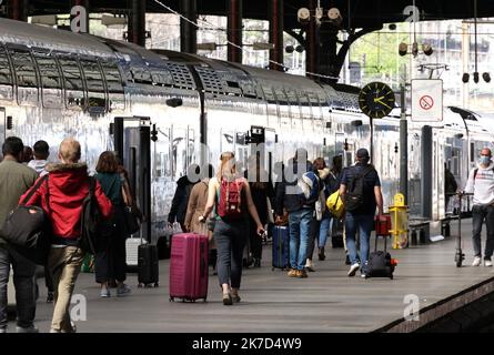 ©PHOTOPQR/LE PARISIEN/Delphine Goldsztejn ; PARIS ; 01/04/2021 ; Confinement : les réservations de trains au départ de Paris en hausse pour le week-end de Pâques La SNCF a enregistré une hausse de 25% de ses ventes mercredi soir après le discours d'Emmanuel Macron, dont la moitié concerne le week-end de Pâques. Les déplacements entre régions sont autorisés jusqu'au lundi 5 avril. Gare Saint Lazare Paris Le 01/04/2021 Photo : Delphine Goldsztejn increase in train bookings for the Easter weekend.Saint-Lazare train station in Paris on April 1, 2021  Stock Photo