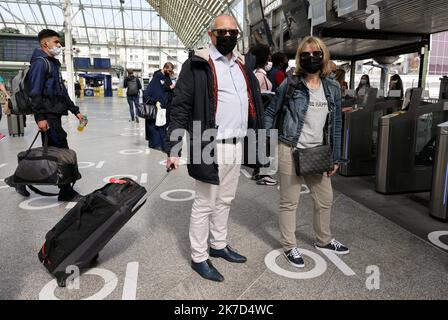 ©PHOTOPQR/LE PARISIEN/Delphine Goldsztejn ; PARIS ; 01/04/2021 ; Confinement : les réservations de trains au départ de Paris en hausse pour le week-end de Pâques La SNCF a enregistré une hausse de 25% de ses ventes mercredi soir après le discours d'Emmanuel Macron, dont la moitié concerne le week-end de Pâques. Les déplacements entre régions sont autorisés jusqu'au lundi 5 avril. Gare de Lyon Témoignages : Claude et Edith, des grands parents qui partent pour garder leurs petits enfants Le 01/04/2021 Photo : Delphine Goldsztejn increase in train bookings for the Easter weekend.Saint-Lazare tr Stock Photo