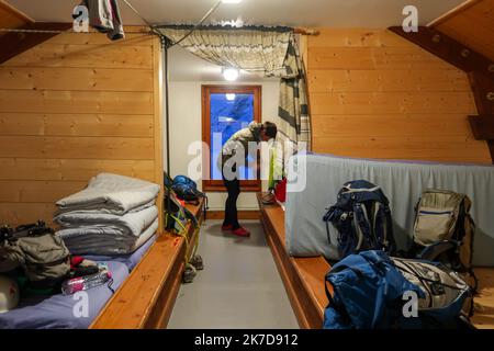 ©PHOTOPQR/LE DAUPHINE/Baptiste SAVIGNAC ; Chamonix-Mont-Blanc ; 14/04/2021 ; Quand ils se déplacent dans le refuge, les alpinistes doivent porter un masque chirurgical. Ils doivent aussi venir avec leur sac à viande pour dormir. Chaque groupe est isolé dans un coin d'un des dortoirs. - Chamonix Mont Blanc, french Alps, april 14th 2021 One night at the refuge du Requin during confinement . Mountain shelters are not banned from opening, but few are. Restrictive measures are applied to deal with the pandemic  Stock Photo