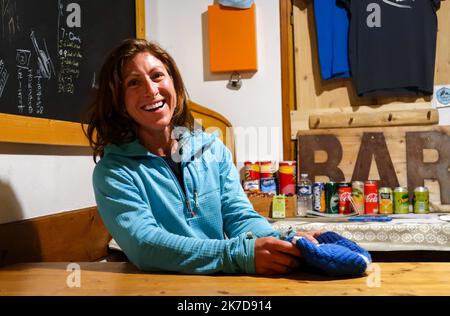 ©PHOTOPQR/LE DAUPHINE/Baptiste SAVIGNAC ; Chamonix-Mont-Blanc ; 14/04/2021 ; 'On dit de moi que je suis aussi perché que mon refuge', s'amuse Amélie Tuveri. Maman de deux enfants, cette gardienne de 37 ans s'organise et s'investit pour recevoir au mieux les alpinistes qui le lui rendent bien. - Chamonix Mont Blanc, french Alps, april 14th 2021 One night at the refuge du Requin during confinement . Mountain shelters are not banned from opening, but few are. Restrictive measures are applied to deal with the pandemic  Stock Photo