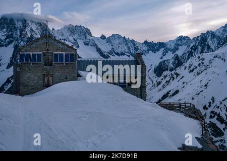 ©PHOTOPQR/LE DAUPHINE/Baptiste SAVIGNAC ; Chamonix-Mont-Blanc ; 14/04/2021 ; Situé sur le tracé de la vallée blanche, le refuge du Requin accueille généralement des skieurs pour une légère restauration. Cette année, les clients sont bien plus rares mais particulièrement soignés par Amélie Tuveri. - Chamonix Mont Blanc, french Alps, april 14th 2021 One night at the refuge du Requin during confinement . Mountain shelters are not banned from opening, but few are. Restrictive measures are applied to deal with the pandemic  Stock Photo