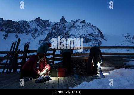 ©PHOTOPQR/LE DAUPHINE/Baptiste SAVIGNAC ; Chamonix-Mont-Blanc ; 14/04/2021 ; Au petit matin, les alpinistes refont leur sac pour s'élancer vers des itinéraires en temps normal bien plus accessibles du fait des remontées mécaniques. Brèche puisieux, goulottes aux taculs, les possibilités ne manquent pas. - Chamonix Mont Blanc, french Alps, april 14th 2021 One night at the refuge du Requin during confinement . Mountain shelters are not banned from opening, but few are. Restrictive measures are applied to deal with the pandemic  Stock Photo