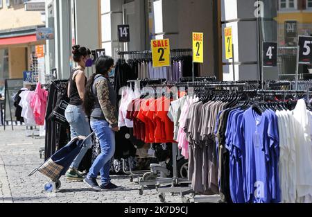 ©PHOTOPQR/L'ALSACE/Vanessa MEYER ; Stuttgart ; 21/04/2021 ; Dans le centre ville de Tübigen, les commerces sont ouverts, les habitants peuvent faire leur shopping. La ville de Tübingen a imaginé un projet pilote, unique en Allemagne. Grâce à un bracelet doté QRcode attestant d’un test Covid négatif permet aux habitants de vivre presque normalement. A Tübigen le 21 avril 2021. Tubigen, Germany, april 21st 2021 The city of Tübingen has devised a pilot project, unique in Germany, which, thanks to a bracelet with a QRcode attesting to a negative Covid test valid for 24 hours, allows residents to l Stock Photo