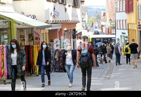 ©PHOTOPQR/L'ALSACE/Vanessa MEYER ; Stuttgart ; 21/04/2021 ; Dans le centre ville de Tübigen, les commerces sont ouverts, les habitants peuvent faire leur shopping. La ville de Tübingen a imaginé un projet pilote, unique en Allemagne. Grâce à un bracelet doté QRcode attestant d’un test Covid négatif permet aux habitants de vivre presque normalement. A Tübigen le 21 avril 2021. Tubigen, Germany, april 21st 2021 The city of Tübingen has devised a pilot project, unique in Germany, which, thanks to a bracelet with a QRcode attesting to a negative Covid test valid for 24 hours, allows residents to l Stock Photo