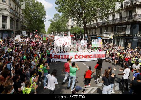©PHOTOPQR/LE PARISIEN/Jean-Baptiste Quentin ; Paris ; 09/05/2021 ; Paris, France, Quai des Célestins, Marche pour le climat : plusieurs milliers de personnes défilent à Paris. Les manifestants dénoncent le manque d'ambition de la loi 'climat et résilience', adoptée à l'Assemblée nationale ce mardi. Plusieurs milliers de personnes manifestent ce dimanche à Paris pour une loi climat plus ambitieuse, alors que des doutes se font jour sur un référendum pour inscrire la lutte contre le dérèglement climatique dans la Constitution. - Paris, France, may 9th 2021. Protest for climate  Stock Photo