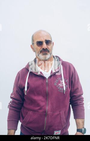 ©Pierre Berthuel / Le Pictorium/MAXPPP - Pierre Berthuel / Le Pictorium - 16/4/2021 - Grece / Cyclades / Paros - portrait de Ioannis Apastolou directeur d'une agence de voyage sur le port de Parikia. Paros, Grece. Sur l'ile de Paros dans les cyclades Grecs les professionels du tourisme preparent le lancement de la saison touristique. Le plan de vaccination s'accelere sur les ile et les mesures sanitaire se precisent. La tres touristique Ile de Paros est encore au calme avant l'arrivee de touristes en nombre. / 16/4/2021 - Greece / Cyclades (the) / Paros - portrait of Ioannis Apastolou director Stock Photo