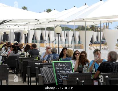 ©PHOTOPQR/NICE MATIN/Jean François Ottonello ; Menton ; 19/05/2021 ; réouverture des terrasses des restaurants à Menton France, may 19th 2021 reopening of café terraces after long months of restriction Stock Photo
