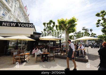 ©PHOTOPQR/NICE MATIN/Eric Ottino ; Nice ; 19/05/2021 ; Réouverture des restaurants terrasses à Cannes France, may 19th 2021 reopening of café terraces after long months of restriction Stock Photo