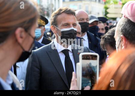 ©PHOTOPQR/JOURNAL DU CENTRE/Christophe MASSON ; Nevers 21/05/2021 ; Visite présidentielle Emmanuel Macron et RoselyneBachelot à Nevers pour le pass culture, bain de foule pour Emmanuel Macron - Nevers France, may 21st 2021 After the end of colture covid-9 restrictions, french president en culture minister announce some measures Stock Photo