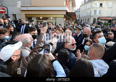 ©PHOTOPQR/JOURNAL DU CENTRE/Christophe MASSON ; Nevers 21/05/2021 ; Visite présidentielle Emmanuel Macron et RoselyneBachelot à Nevers pour le pass culture, bain de foule pour Emmanuel Macron - Nevers France, may 21st 2021 After the end of colture covid-9 restrictions, french president en culture minister announce some measures Stock Photo