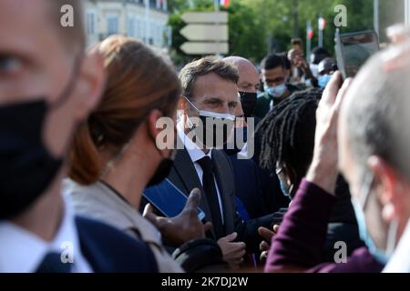 ©PHOTOPQR/JOURNAL DU CENTRE/Christophe MASSON ; Nevers 21/05/2021 ; Visite présidentielle Emmanuel Macron et RoselyneBachelot à Nevers pour le pass culture, bain de foule pour Emmanuel Macron - Nevers France, may 21st 2021 After the end of colture covid-9 restrictions, french president en culture minister announce some measures Stock Photo