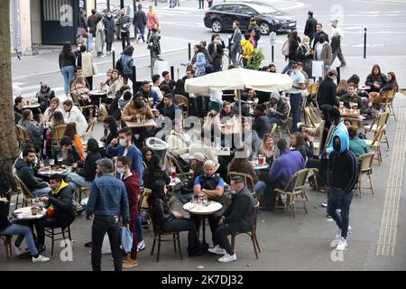 ©PHOTOPQR/LE PARISIEN/Delphine Goldsztejn ; Paris ; 21/05/2021 ; Après plus de six mois de fermeture liée à l'épidémie de Covid-19, les bars et restaurants rouvrent leurs terrasses ce mercredi 19 mai. Beaucoup de monde en terrasse ce premier vendredi soir depuis la réouverture des terrasses Place de la Bastille Le 21/05/2021 Photo : Delphine Goldsztejn - Paris, France, may 21st 2021. First friday on terraces as bars and restaurants were allowed to reopen  Stock Photo