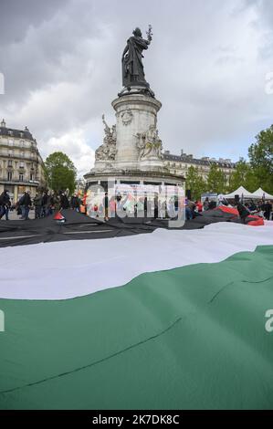 ©Julien Mattia / Le Pictorium/MAXPPP - Julien Mattia / Le Pictorium - 22/5/2021 - France / Ile-de-France / Paris - Un drapeau geant de la Palestine est deploye lors de la manifestation pro-Palestinienne sur la place de la Republique a Paris, le 22 Mai 2021 / 22/5/2021 - France / Ile-de-France (region) / Paris - A giant flag of Palestine is unfurled during the pro-Palestinian demonstration on the Place de la Republique in Paris, May 22, 2021 Stock Photo