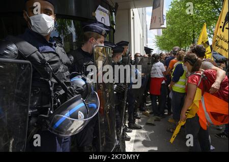 ©Julien Mattia / Le Pictorium/MAXPPP - Julien Mattia / Le Pictorium - 27/5/2021 - Paris / Ile-de-France / Paris 20 - Evacuation des Militants de la Confederation Paysanne par les Forces de L'Ordre. Les militants occupaient les locaux de la Direction Generale du Pole Emploi, a Paris le 27 Mai 2021 / 27/5/2021 - Paris / Ile-de-France (region) / Paris 20th district (20th arrondissement of Paris) - Evacuation of the activists of the confederation of farmers by the forces of order. The activists occupied the premises of the General Direction of the Employment Office, in Paris on May 27, 2021 Stock Photo