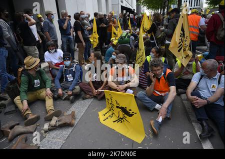 ©Julien Mattia / Le Pictorium/MAXPPP - Julien Mattia / Le Pictorium - 27/5/2021 - Paris / Ile-de-France / Paris 20 - Evacuation des Militants de la Confederation Paysanne par les Forces de L'Ordre. Les militants occupaient les locaux de la Direction Generale du Pole Emploi, a Paris le 27 Mai 2021 / 27/5/2021 - Paris / Ile-de-France (region) / Paris 20th district (20th arrondissement of Paris) - Evacuation of the activists of the confederation of farmers by the forces of order. The activists occupied the premises of the General Direction of the Employment Office, in Paris on May 27, 2021 Stock Photo