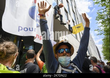 ©Julien Mattia / Le Pictorium/MAXPPP - Julien Mattia / Le Pictorium - 27/5/2021 - Paris / Ile-de-France / Paris 20 - Evacuation des Militants de la Confederation Paysanne par les Forces de L'Ordre. Les militants occupaient les locaux de la Direction Generale du Pole Emploi, a Paris le 27 Mai 2021 / 27/5/2021 - Paris / Ile-de-France (region) / Paris 20th district (20th arrondissement of Paris) - Evacuation of the activists of the confederation of farmers by the forces of order. The activists occupied the premises of the General Direction of the Employment Office, in Paris on May 27, 2021 Stock Photo