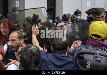 ©Julien Mattia / Le Pictorium/MAXPPP - Julien Mattia / Le Pictorium - 27/5/2021 - Paris / Ile-de-France / Paris 20 - Evacuation des Militants de la Confederation Paysanne par les Forces de L'Ordre. Les militants occupaient les locaux de la Direction Generale du Pole Emploi, a Paris le 27 Mai 2021 / 27/5/2021 - Paris / Ile-de-France (region) / Paris 20th district (20th arrondissement of Paris) - Evacuation of the activists of the confederation of farmers by the forces of order. The activists occupied the premises of the General Direction of the Employment Office, in Paris on May 27, 2021 Stock Photo