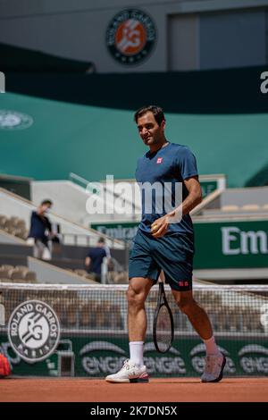 Aurelien Morissard / IP3 ; Roger Federer of Switzerland trains during a practice session ahead of the French Open tennis tournament at Roland Garros in Paris, France, 28 May 2021. Roland Garros 2021 will run from 30 May to 13 June 2021. Stock Photo