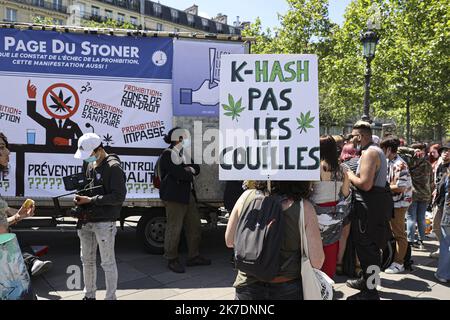 ©Sebastien Muylaert/MAXPPP - Cannaparade 2021 pour une legalisation du cannabis. Paris, 29.05.2021 Paris, France May 29, 2021 - 20th edition of the Cannaparade, march for the legalization of cannabis Stock Photo