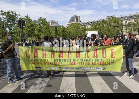 ©Sebastien Muylaert/MAXPPP - Cannaparade 2021 pour une legalisation du cannabis. Paris, 29.05.2021 Paris, France May 29, 2021 - 20th edition of the Cannaparade, march for the legalization of cannabis Stock Photo