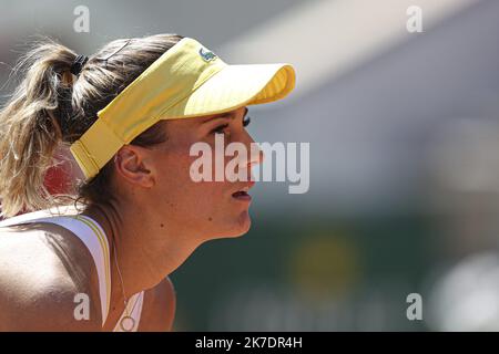 ©Sebastien Muylaert/MAXPPP - Bernarda Pera of The United States reacts in their ladies first round match against Ashleigh Barty of Australia during day three of the 2021 French Open at Roland Garros in Paris, France. 06.01.2021 Stock Photo