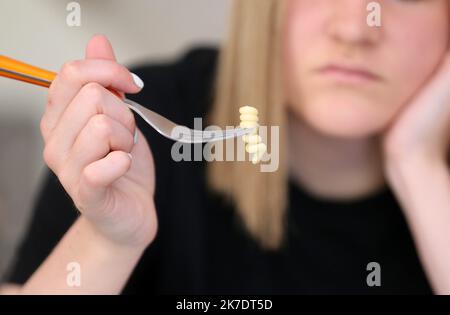 ©PHOTOPQR/L'ALSACE/Vanessa MEYER ; ; 02/06/2021 ; Une jeune fille anorexique tient une fourchette avec une pâte, elle refuse de s'alimenter. Les troubles du comportement alimentaire ont augmenté pendant la crise sanitaire. - anorexia Stock Photo